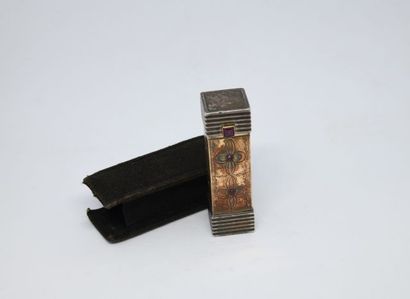 Petit tube pour rouge à lèvres en or gris...