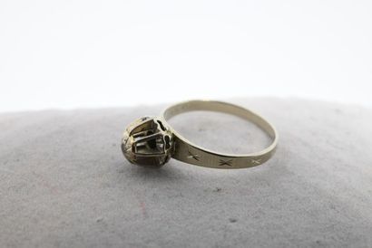 Bague solitaire ornée d’un diamant taille...