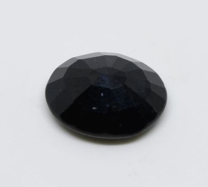 Saphir noir sur papier taille ovale facettée...