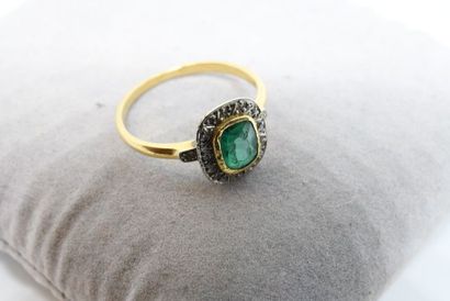 Bague à entourage, centré d’une pierre verte...