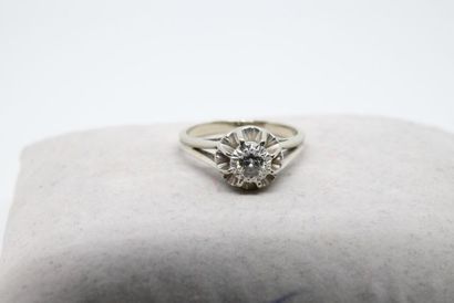 Bague solitaire en or gris 750‰ et platine...