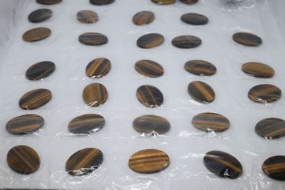 Important lot d'une cinquantaine de cabochons...