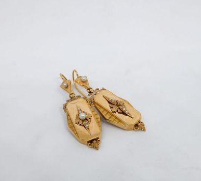 Paire de pendants d'oreille anciens en or...