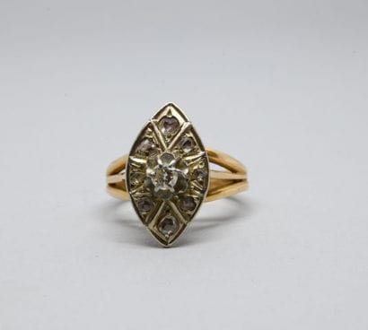 Bague marquise en or jaune 750‰ centrée d'un...