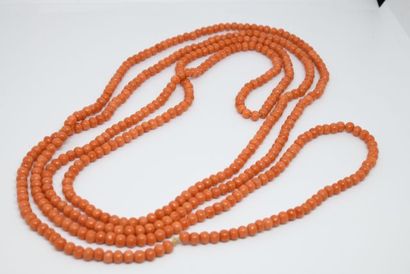 Sautoir en perles de corail

Tour de cou...