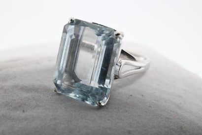 Bague ornée d'une importante aigue-marine...