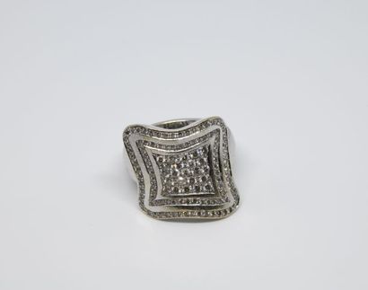 Bague moderne de forme losangique entièrement...