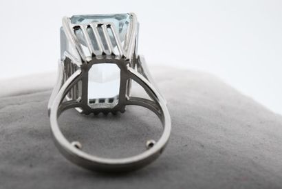 Bague ornée d'une importante aigue-marine...