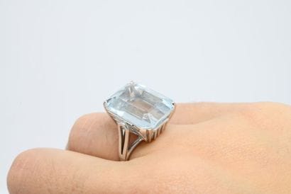 Bague ornée d'une importante aigue-marine...