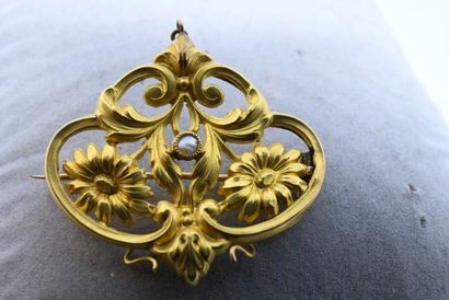 Broche 1900 à décor de fleurs, en or jaune...