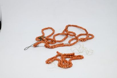 Sautoir en perles de corail à renfiler, fermoir...