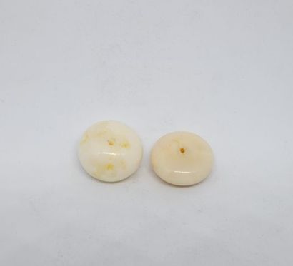 Lot de 2 cabochons de corail blanc, percés...