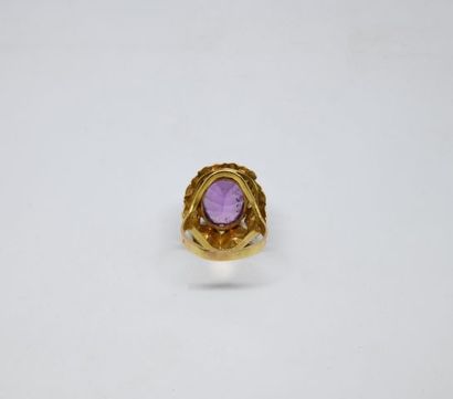 Bague ornée d'une pierre violette d'imitation...