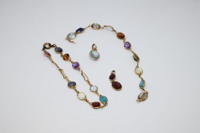 
Lot comprenant : 

- deux pendentif en or...