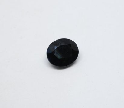 Saphir noir sur papier taille ovale facettée...