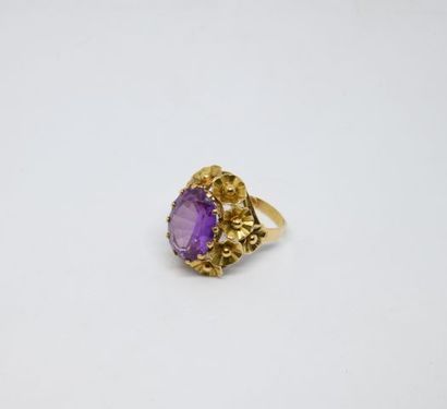 Bague ornée d'une pierre violette d'imitation...