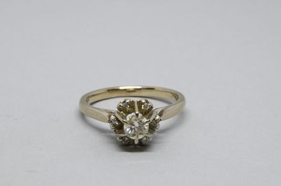 Bague en or gris 750‰ centrée d'un diamant...