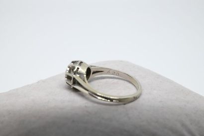 Bague solitaire en or gris 750‰ et platine...