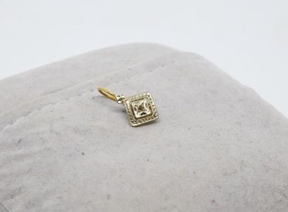 Une boucle ancienne ornée d'un diamant taille...