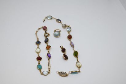 
Lot comprenant : 

- deux pendentif en or...