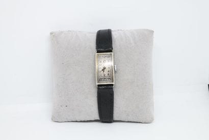 OMEGA. Montre-bracelet de femme de forme...