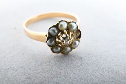 Bague marguerite ancienne, centré d’un diamant...