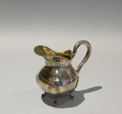 Pot à lait en argent reposant sur quatre...