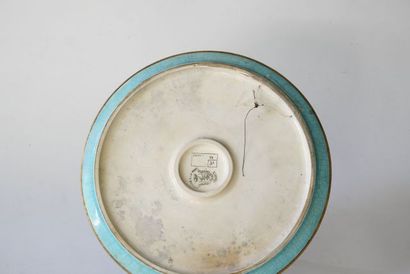 LONGWY. Plat à gâteau en faïence émaillée...
