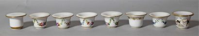 Vienne

Huit pots ronds à fard en porcelaine...
