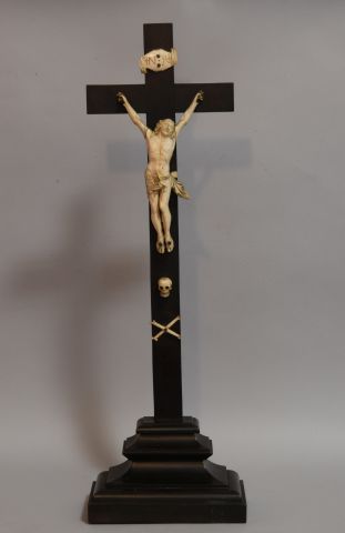 
Christ en croix en ivoire surmonté d'un...