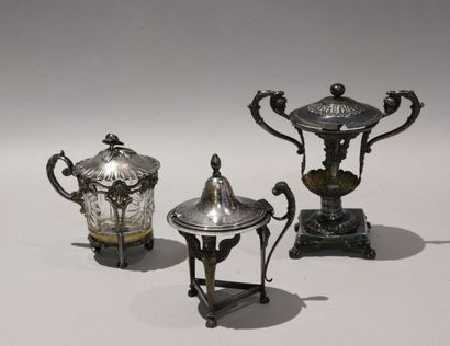 Suite de trois montures argent, deux moutardiers...