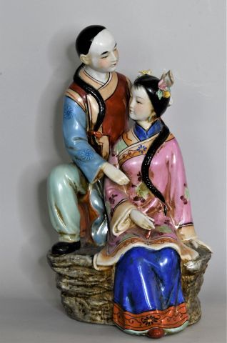 DKT, Angleterre. Couple assis, sujet en porcelaine...