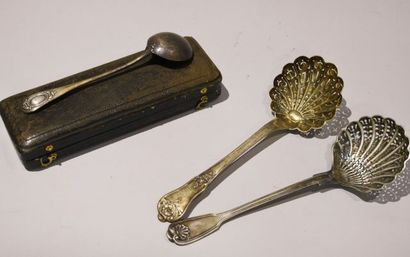 Deux cuillères à saupoudrer en argent, l'une...