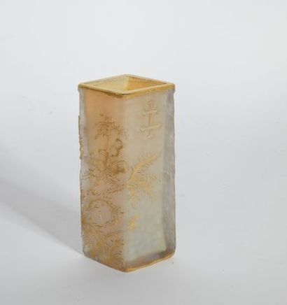 DAUM, Nancy. Vase de forme losangique en...