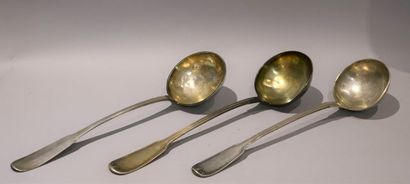 Lot de trois louches en argent uni ou filet...