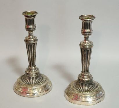 Paire de grands bougeoirs en bronze argenté,...