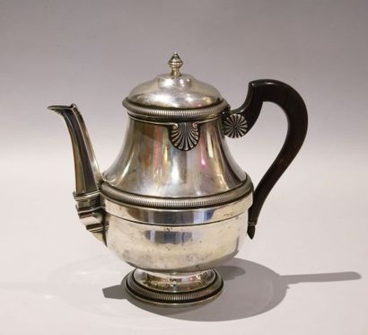Théière en argent soulignée de filets godronnés...