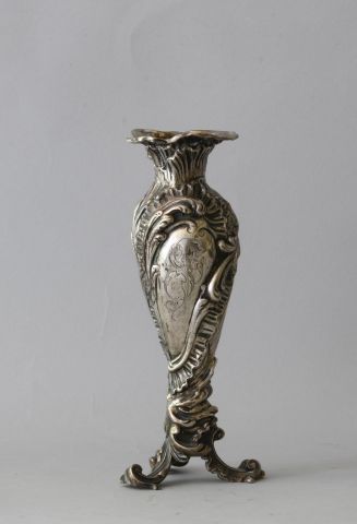 
Vase soliflore en argent de style rocaille,...