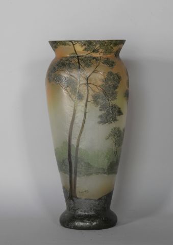 LEGRAS. Vase en verre peint à décor en relief...