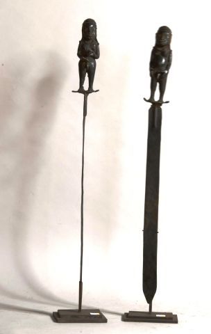 BENIN 

Deux épées à poignée anthropomorphe...