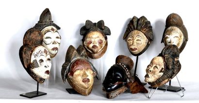 GABON 

Huit masques en bois sculpté et rehauts...