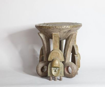 GABON 

Tabouret en bois et cuivre

XXe,...