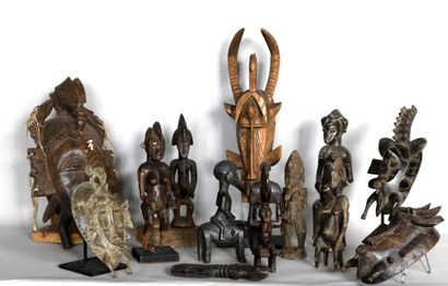 COTE D'IVOIRE 

Cinq masques en bois et bronze...