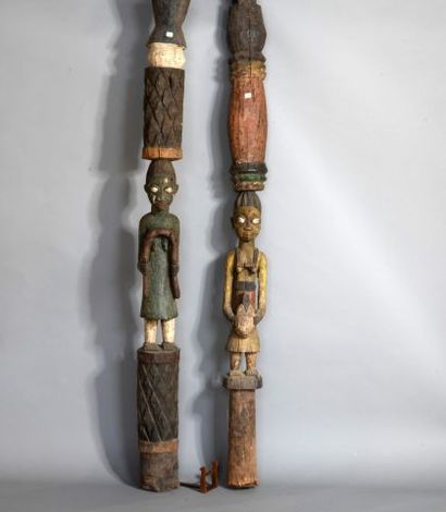 NIGERIA 

Deux grands poteaux en bois sculpté...