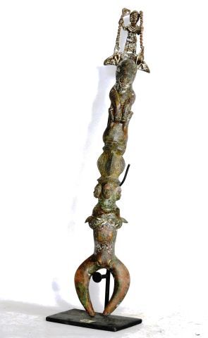 BENIN 

Grand sceptre en bronze à décor d'un...