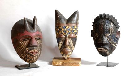 NIGERIA 

Trois masques en bois sculpté polychrome

XXe,...