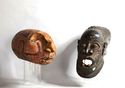NIGERIA 

Deux masques en bois sculpté polychrome

XXe,...