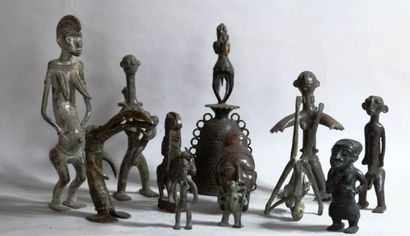 CAMEROUN – NIGERIA 

Ensemble de douze statuettes...