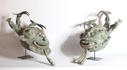 CAMEROUN 

Deux masques en bronze à patine...