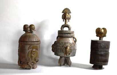 GABON 

Trois urnes en bois sculpté et cuivre

XXe,...